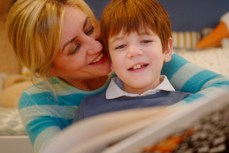 Alessandra e Lorenzo leggendo un libro